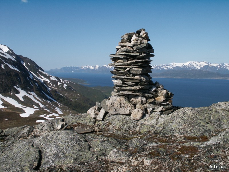 Cairn et fjord